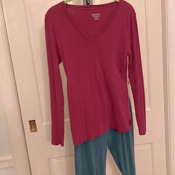 Raspberry Pink V Neck Medium Basic Top. EUC - Picture 6 of 7